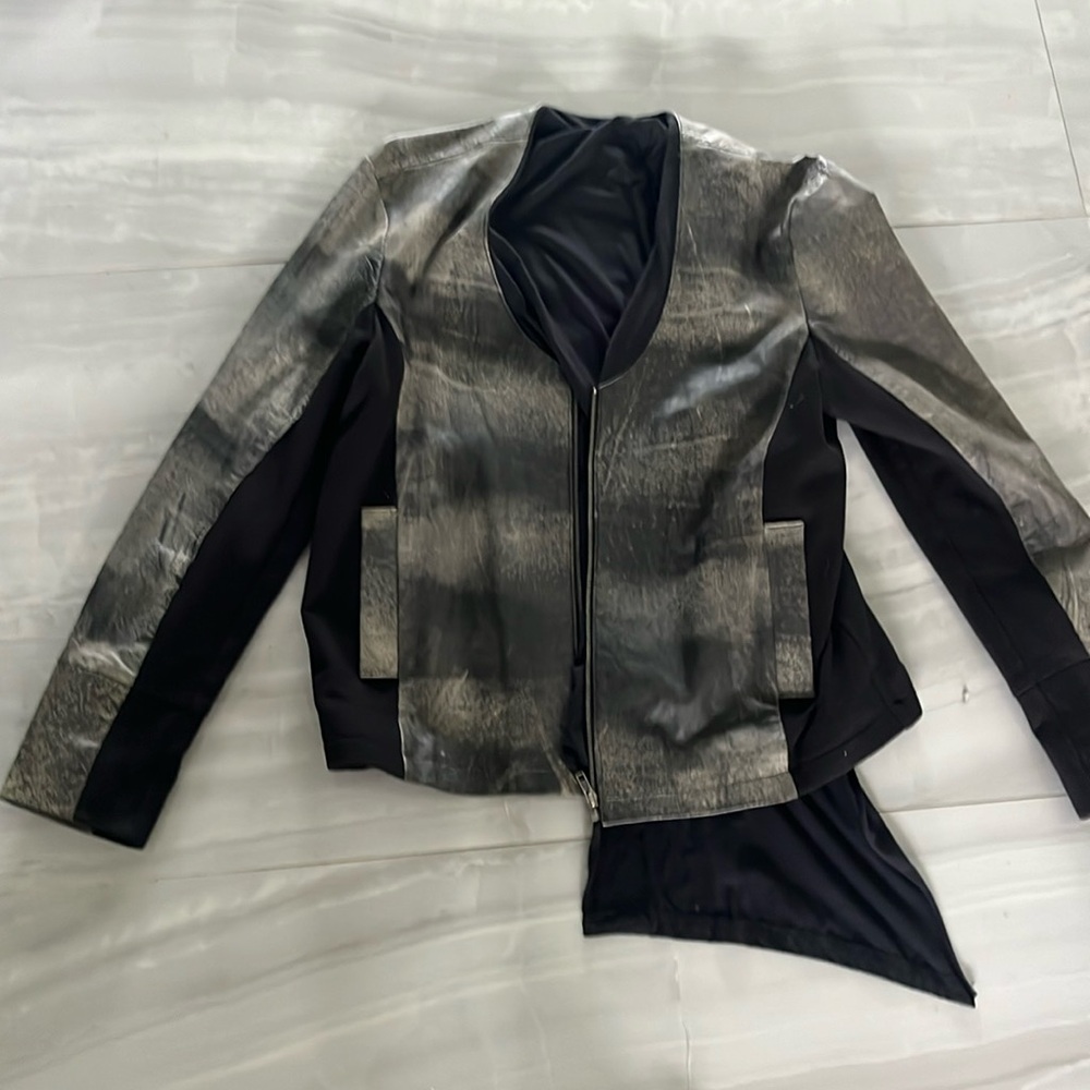 Men’s lightweight jacket. Built in scarf on the inside.